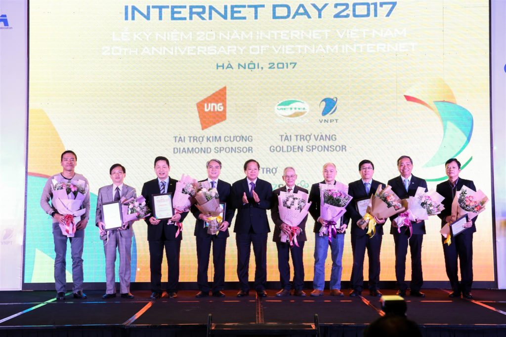 Anh Nguyễn Trung Chính nhận Chứng nhận TOP 10 nhân vật ảnh hưởng lớn nhất đến Internet Việt Nam trong 1 thập kỷ